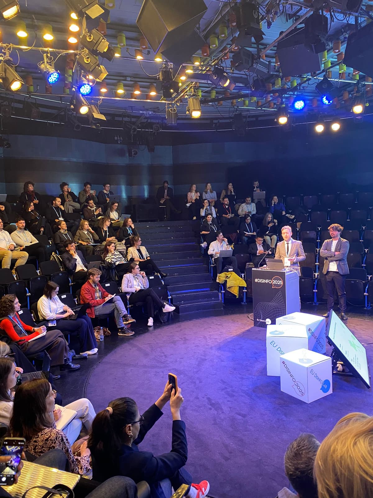 Opsci.ai et Wikimedia France présentent PROMPT à #Disinfo2025 et sur RFI